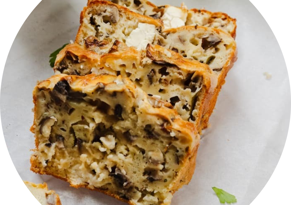 Cake salé aux champignons, noisettes, feta & brassé nature La Bergerie