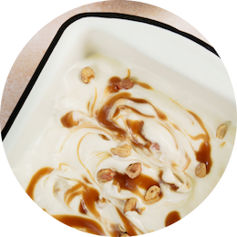 Glace au fromage blanc de brebis, caramel beurre salé et cacahuètes